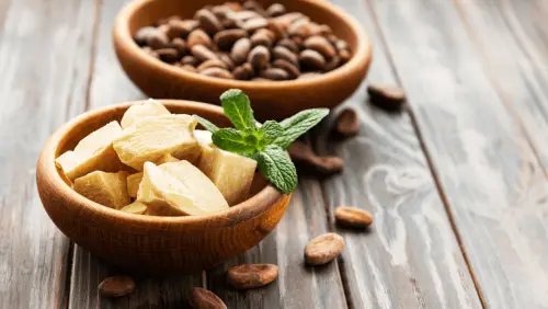 كل ما تحتاج معرفته حول زبدة الكاكاو وفوائدها للشعر والبشرة